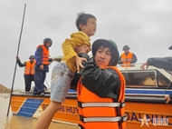 Troops Risk their Lives for Flood-hit Residents 